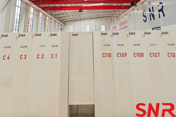 Design and Application of Oxy-fuel Furnace for Making Ultra-clear Glass