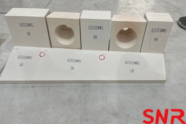 Analysis of Differences Between Fused Cast Refractory Blocks and Sintered Refractory Bricks in the Glass Industry